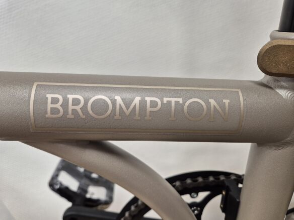 Brompton G-Line Logo Aufkleber Traildust White