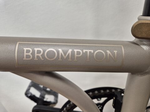 Brompton G-Line Logo Aufkleber Traildust White